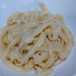 少し黄色みがかったぷの絡みやすい麺。温も冷も美味しい。