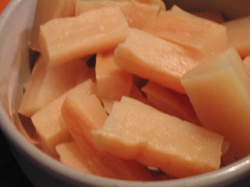 拍子木切りにした【1本漬けたくあん】歯ごたえが旨いんですよ。